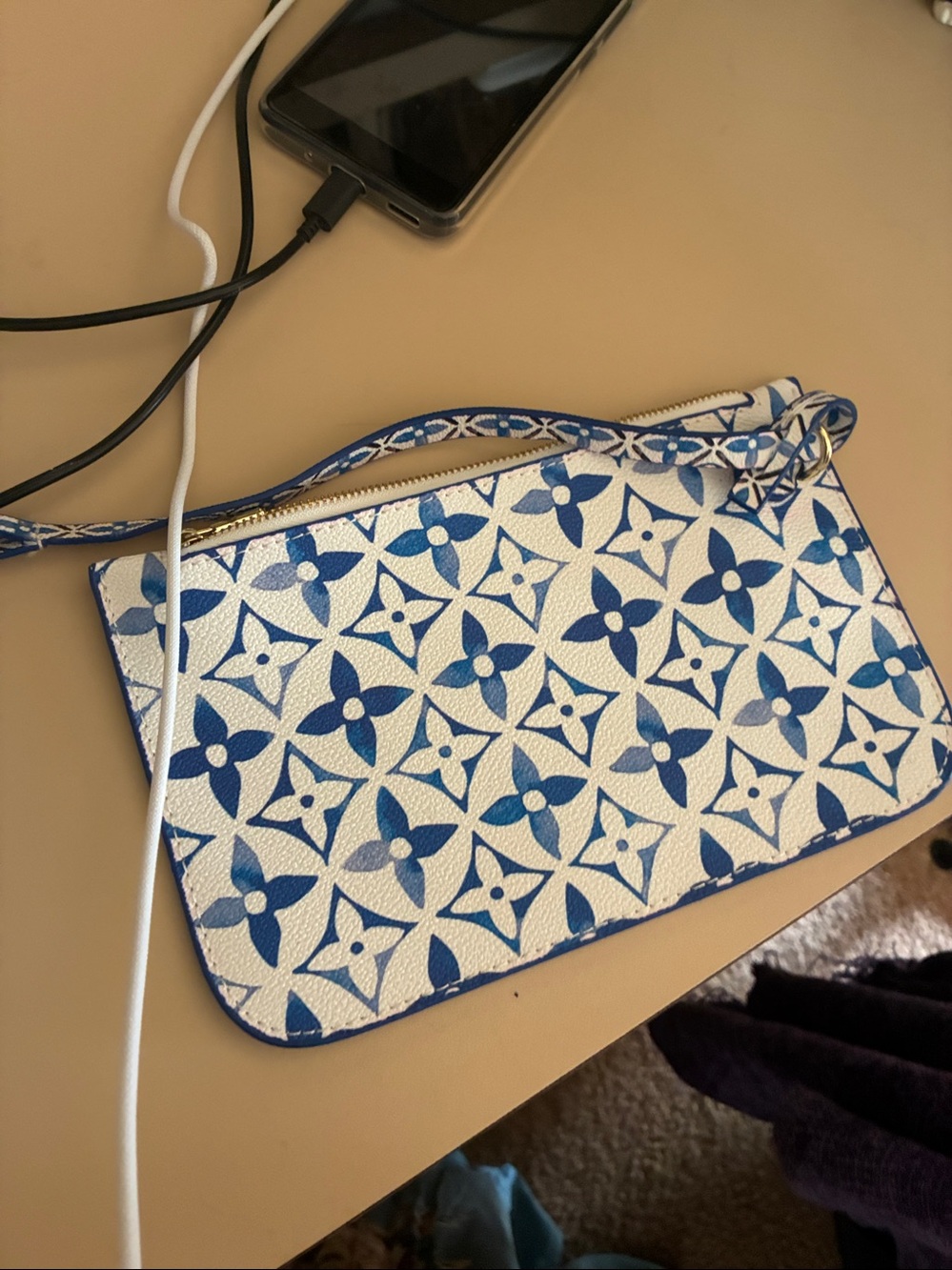 Designer-Style Blue & White Tote with Matching Pouch MM.  Limited edition - Picture 11 of 12
